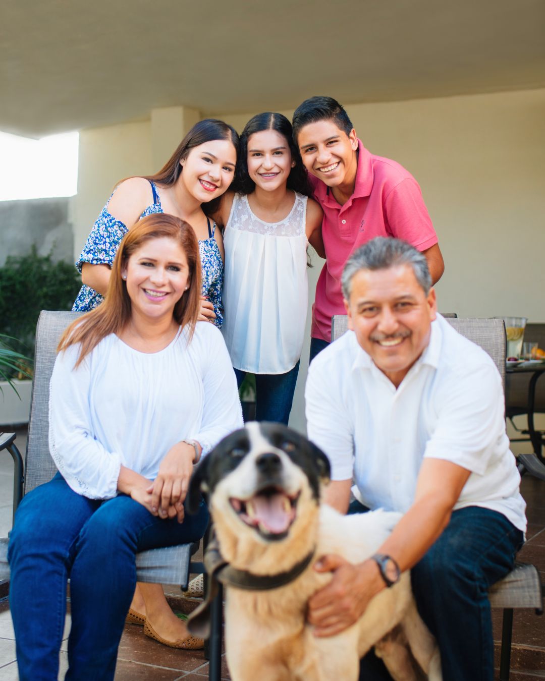 Dueña de Mascotas BaDog acariciando a un perro feliz en la veterinaria en León, Guanajuato