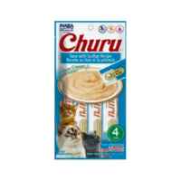 Churu para gatos sabor atún con viera en presentación de tubo, junto a un gato disfrutando el snack