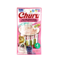 Tubo de Churu para gatos sabor salmón sobre fondo neutro, con un gato lamiendo el snack