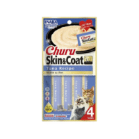 Churu para gatos sabor atún Skin & Coat en tubo individual, con gato lamiendo el snack cremoso sobre fondo claro