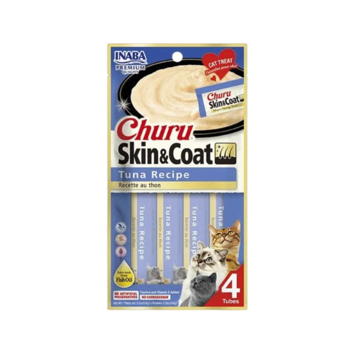 Churu para gatos sabor atún Skin & Coat en tubo individual, con gato lamiendo el snack cremoso sobre fondo claro