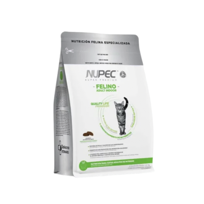 Nupec Felino Indoor – Nutrición Balanceada para Gatos que Viven en Casa Gato adulto de interior comiendo Nupec Felino Adulto Indoor junto a la bolsa del alimento en un hogar acogedor
