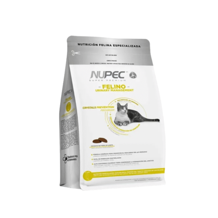 Nupec Felino Urinary – Nutrición Avanzada para la Salud Urinaria de tu Gato Gato adulto comiendo Nupec Felino Urinary junto a la bolsa del alimento en un entorno limpio y cómodo