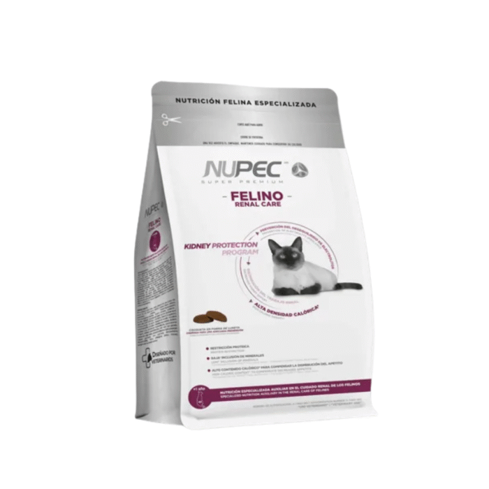Nupec Felino Renal – Cuidado Nutricional para Gatos con Insuficiencia Renal Gato adulto comiendo Nupec Felino Renal junto a la bolsa del alimento en un entorno tranquilo y limpio