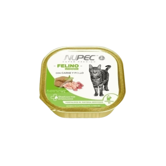 Nupec Húmedo Felino Indoor – Sabor y Salud para Gatos que Viven en Casa Gato adulto de interior comiendo Nupec Alimento Húmedo Felino Indoor junto a la lata del producto