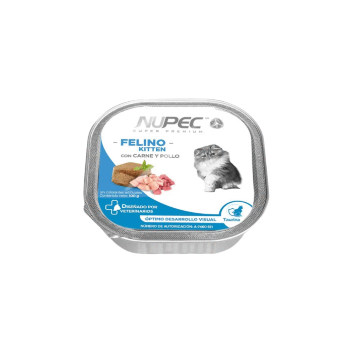 Nupec Húmedo Kitten – Nutrición Premium para el Crecimiento de tu Gatito Gatito comiendo Nupec Alimento Húmedo Kitten junto a la lata del producto en un entorno cálido y acogedor