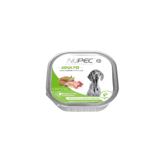 Nupec Alimento Húmedo Adulto – Comida Suave y Completa para Perros en Etapa Adulta Perro adulto comiendo Nupec Alimento Húmedo Adulto junto a la lata del producto en un espacio limpio y luminoso